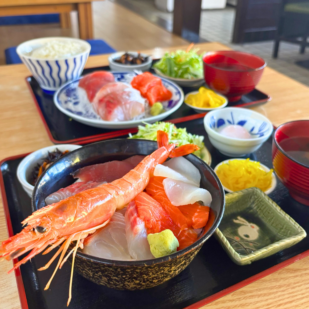 元魚屋の目利きが光る!満足感たっぷりの迫力海鮮丼