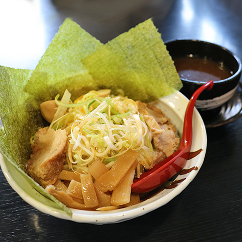 まるでラーメン！？山盛り具材で大満足確定！四代目のこだわりつけめん