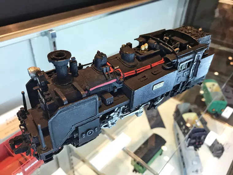 （紙で作ったC11形蒸気機関車）