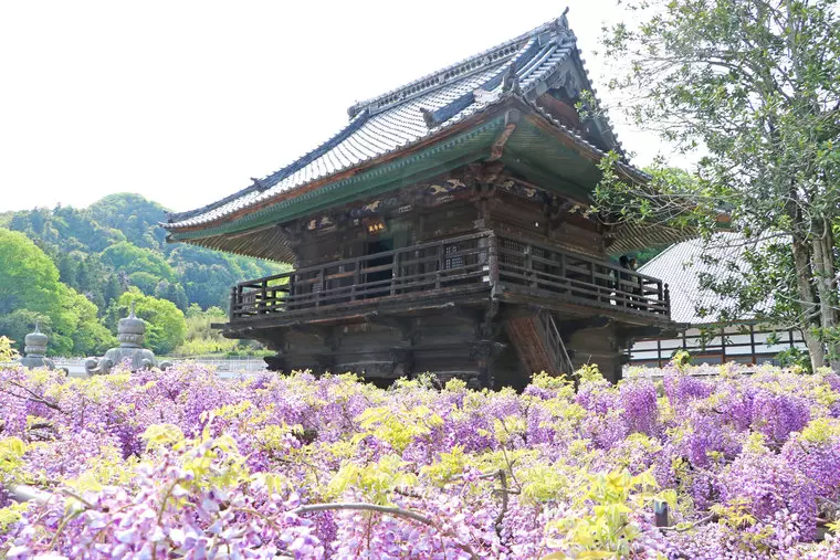 歴史を感じる重厚な山門!
