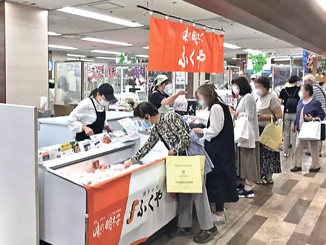 (市場のような活気のある会場)