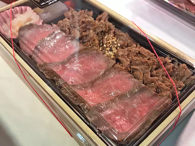 佐賀牛赤身ステーキ&焼肉弁当 1折 2,000円(税込2,160円)