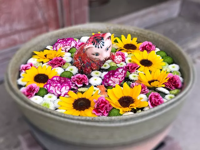 「トルコらんぷ工房HAPPY」入口付近の花手水