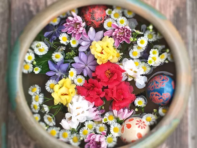 「創作足袋 千代の松」入口付近の花手水
