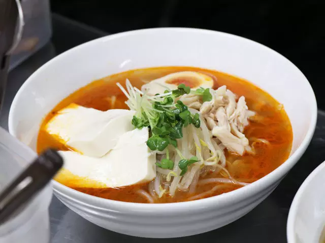 (豆腐をトッピングしているのが特長!)