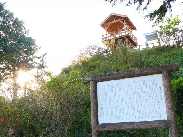 (頂上には展望台がそびえ建っています。)