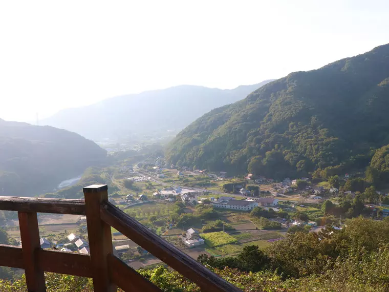 (荒川沿いの国道140号線を見渡せる北方面の風景です。）