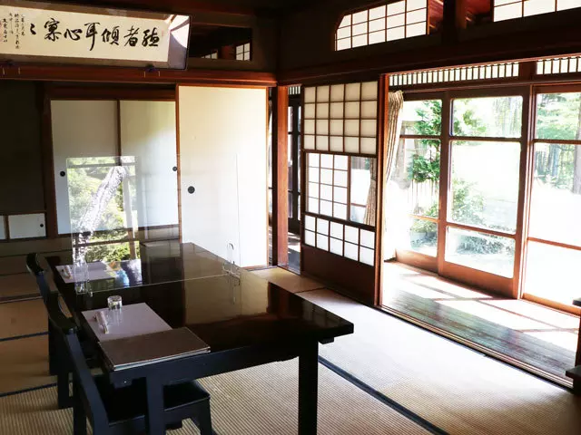 (お食事の時は二人横並びで、同じ景色を見ながらお料理を頂けます。粋な計らいですよね。)