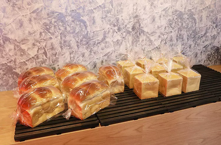 「食パンパン」と「プレミアム奴隷『生』食パン」