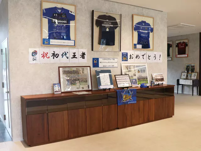 (2022年7月26日~2022年8月1日まで、優勝トロフィーが展示されました。)