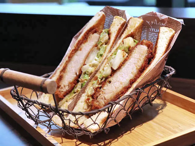(カツサンド 880円)