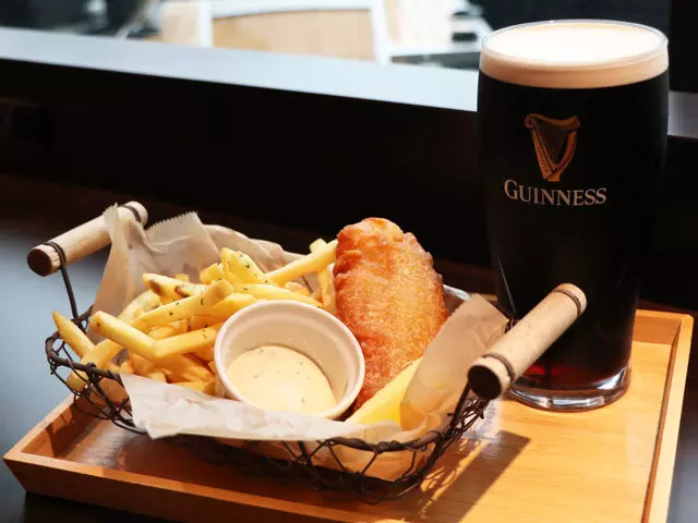 (フィッシュ&チップス 770円、ギネスビール1pint 990円)