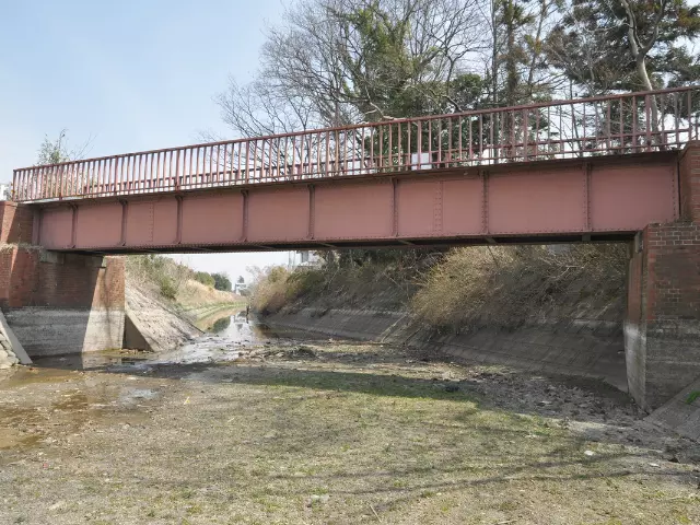 煉瓦工場近くの遊歩道終点にある備前渠鉄橋。